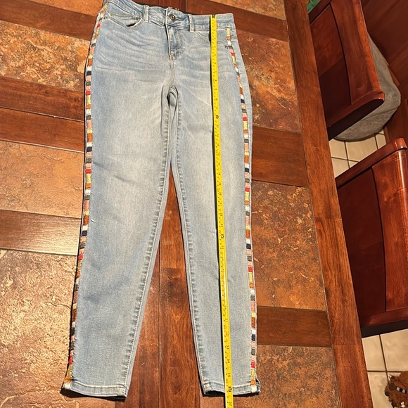 Skinny Jeans Pre-washed with hand sewn stripes up the side. - Picture 5 of 9
